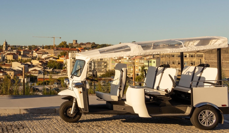 Tuk Tuk Tour in Guimarães and Penha Mountain