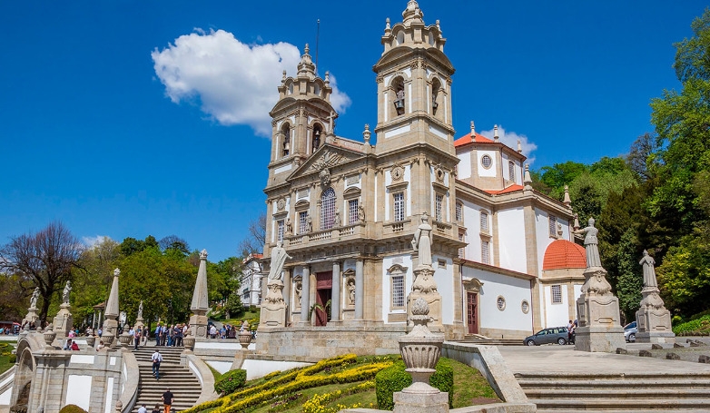 Vinho Verde Tour: Guimar&atilde;es, Braga and Wine Tastings