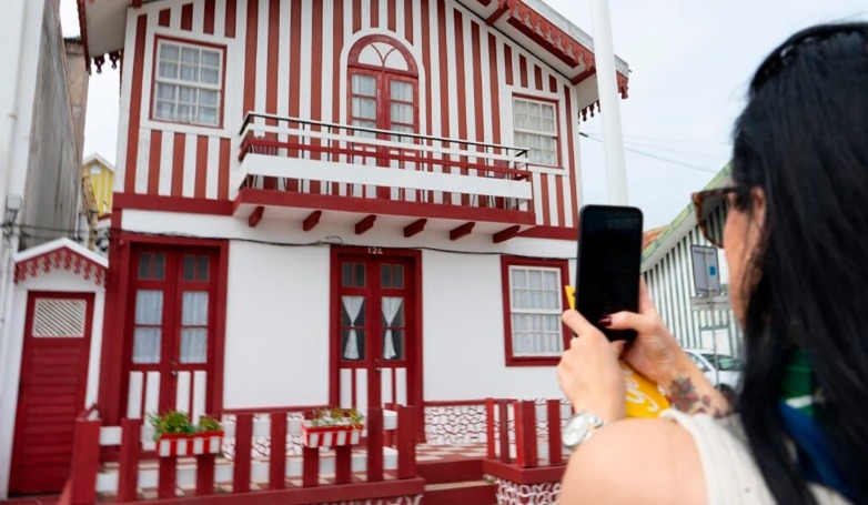 Aveiro Tour: Ovos Moles, Moliceiro Cruise and Costa Nova