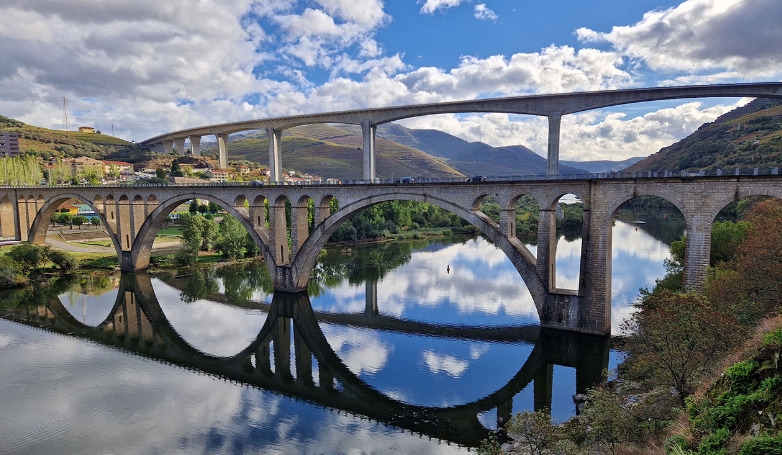 Douro Day Trip by Train with Vinho Verde Wine